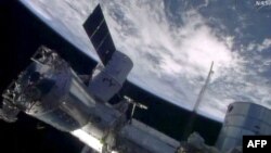 Космический корабль Dragon во время пристыковки к МКС. 20 апреля 2014 года.