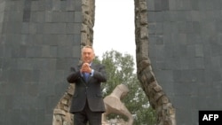 Президент Н. Назарбаев Семейдегі ядролық жарылыстарға орнатылған монумент алдында.18 маусым, 2009 жыл.