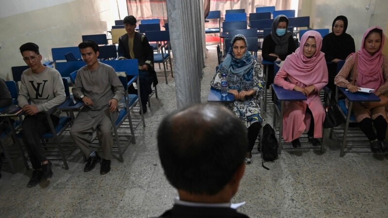 U Afganistanu studenti i studentice razdvojeni zavjesama