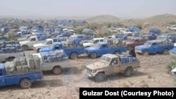The closure of all border crossings between Iran and Pakistan amid Islamabad’s construction of a 900-kilometer border fence has trapped thousands of fuel carriers mid-journey.