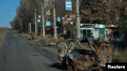Një makinë e shkatërruar dhe e dëmtuar nga sulmi rus në një rrugë në qytetin e vijës së frontit të Kostiantinivka, në Donbas, Ukrainë.