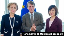 Prim-ministrul Maia Sandu (dreapta), preşedintele Parlamentului Zinaida Grecianîi şi David Maria Sassoli, președintele Parlamentului European