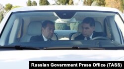 Türkmenistanyň prezidenti Gurbanguly Berdimuhamedow (sagda) we Russiýanyň premýer-ministri Dmitriý Medwedýew rus ulagynyň içinde. Türkmenbaşy. 12-nji awgust, 2019 ý. 