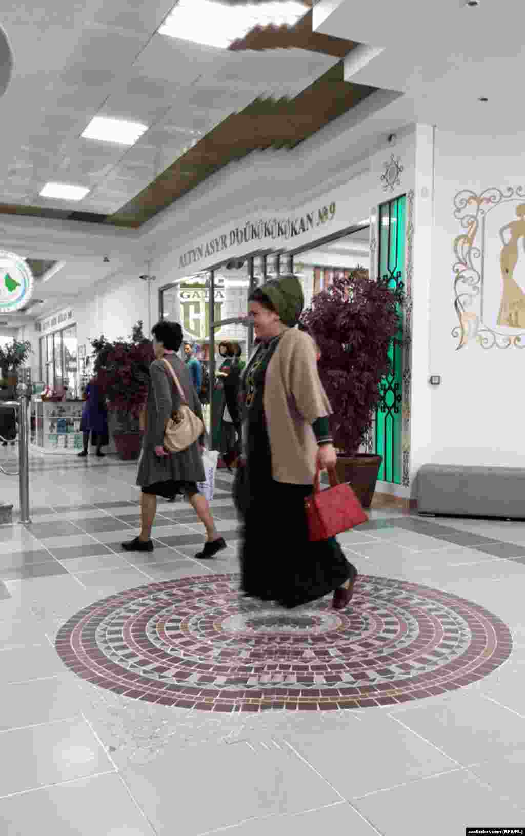 Aşgabatdaky &quot;Altyn Asyr&quot; söwda merkezi