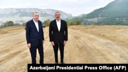 Азери президенти Илхам Алиев түрк президенти Режеп Тайып Эрдоганды тосуп алган учур. Физули аймагы. 15-июнь, 2021-жыл. 