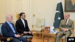 Pakistanski premijer Šehbaz Šarif (desno) sastao se s iranskim ministrom unutrašnjih poslova Eskandarom Momenijem (lijevo) u Islamabadu, 21. juli.