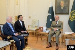 Pakistani Prime Minister Shehbaz Sharif (right) meets with Iranian Interior Minister Eskandar Momeni (left) in Islamabad on July 21.