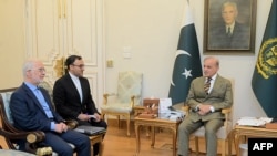 Kryeministri pakistanez, Shehbaz Sharif, gjatë takimit me ministrin e Brendshëm iranian, Eskandar Momeni, në Islamabad më 21 korrik. 
