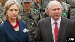 Sekretarja amerikane e Shtetit, Hillari Klinton, dhe shefi i Pentagonit, Robert Gejts, gjatë vizitës në Seul. 