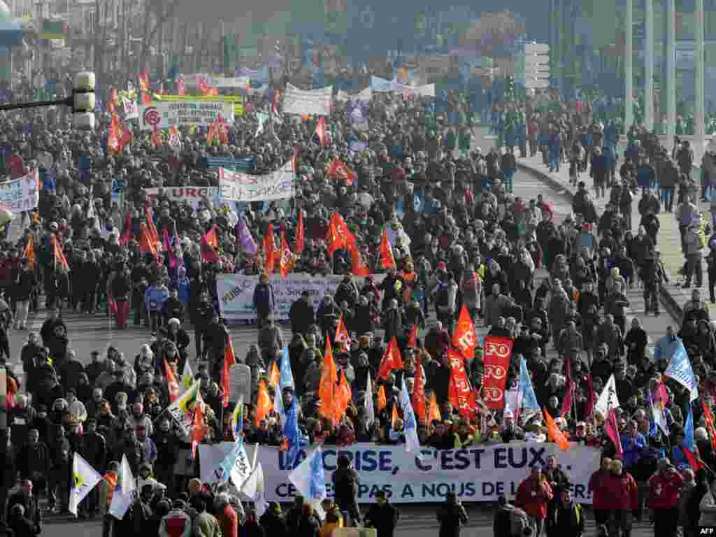 Francuska, Lyon - Francusku su blokirali štrajkovi u kojima je učestvovalo nekoliko stotina tisuća ljudi, zbog nedovoljnih mjera vlade da zaštiti radna mjesta i plate. Osam sindikata podržalo je štrajkove kojima su se pridružili i studenti.