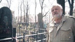 Пісьменьнік Арлоў расказаў пра знакамітых людзей на Вайсковых могілках. ВІДЭА