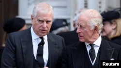 Бившият принц Андрю (вляво) и брат му – крал Чарлз III