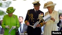 Принц Чарльз і його дружина Камілла справа від королеви Єлизавети ІІ