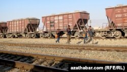 Turkmenistan. Jebel, workers, railway ,train