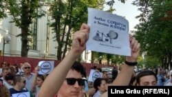 Proteste la Primăria Chişinău împotriva anulării alegerilor