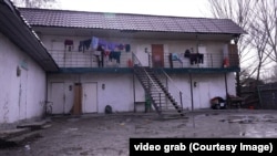 Майрамкүл апасы, кыздары менен ушул үйдүн бир бөлмөсүн ижарага алып жашайт.