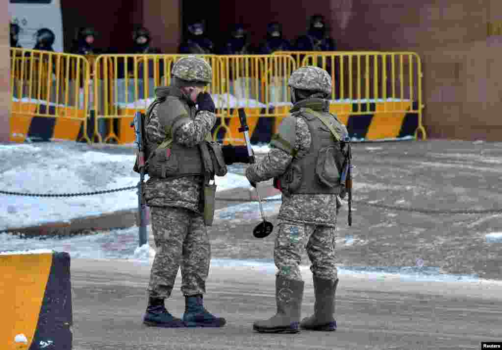Oficerët kazakë duke bërë roje në një rrugë në Nur- Sulltan.