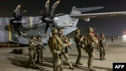 Francuski vojnici na aerodromu u Kabulu