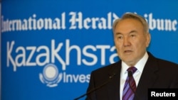 Қазақстан президенті Н.Назарбаев Инвесторлар Форумында сөйлеп тұр. Алматы, 3 маусым 2010 ж.