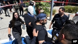 Poliția israeliană arestează un bărbat lângă mallul unde a avut loc atacul. Nu este limpede dacă el a avut vreo legătură cu incidentul. 