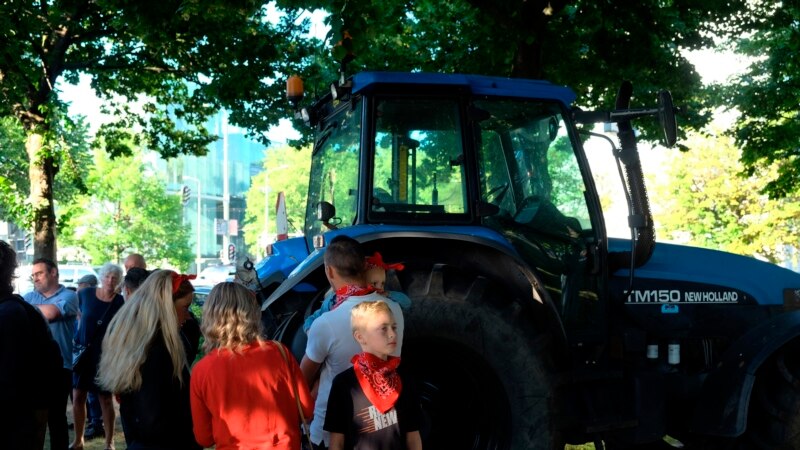 Холандските земјоделци го пробија полицискиот кордон пред куќата на министерката за животна средина