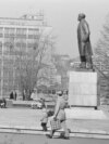 Statuia lui Vladimir Ilici Lenin, fondator al Uniuni Sovietice, din cartierul praghez Dejvice, fotografiată în 1981.<br />
<br />
Statuia a fost dezvelită în 1972 și înlăturată în 1990, după Revoluția de Catifea, care a răsturnat puterea comunistă din Cehoslovacia.<br />
<br />
Baza în formă de rampă a stației a fost folosită de skateboarderi până în 2007, când a fost demolată cu totul.&nbsp;