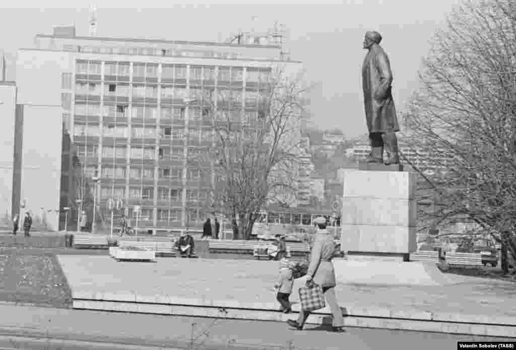 مجسمهٔ لنین در محلهٔ &laquo;دِیویتسه&raquo; پراگ که در سال ۱۹۸۱ عکاسی شده است. این مجسمه در سال ۱۹۷۲ رونمایی شد و سپس در سال ۱۹۹۰، پس از انقلاب ۱۹۸۹، پایین کشیده شد. پایه این مجسمه که به شکل یک رمپ اسکیت طراحی شده بود، تا سال ۲۰۰۷ محلی محبوب برای اسکیت&zwnj;بازان بود تا این&zwnj;که آن هم برداشته شد و فضای آن را چمن&zwnj;کاری کردند. 