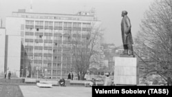 A statue of Soviet founder Vladimir Lenin in Prague&#39;s Dejvice neighborhood, photographed in 1981<br />
<br />
The statue was unveiled in 1972, then pulled down in 1990 in the wake of the 1989 Velvet Revolution that overthrew communist rule in Czechoslovakia. The statue&#39;s base -- shaped like a kicker ramp -- was a popular spot for skateboarders until it was removed in 2007 and the space grassed over.&nbsp;