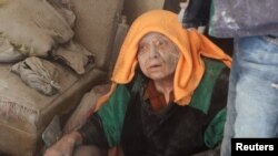 Žena koja je preživjela bombardovnje u starom dijelu Alepa 28. april 2016.