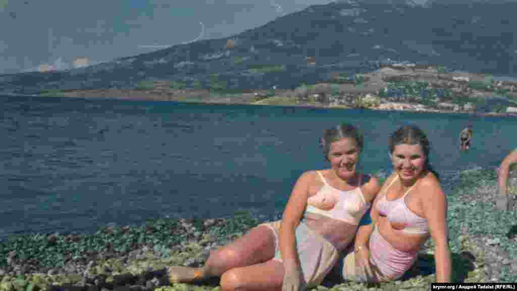 ILLUSTRATION – archive photos of the rest of unknown people on the southern coast of Crimea