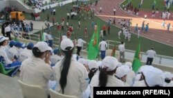 Aşgabatdaky stadionlaryň birinde köpçülikleýin çärelere gatnaşýan döwlet işgärleri we studentler