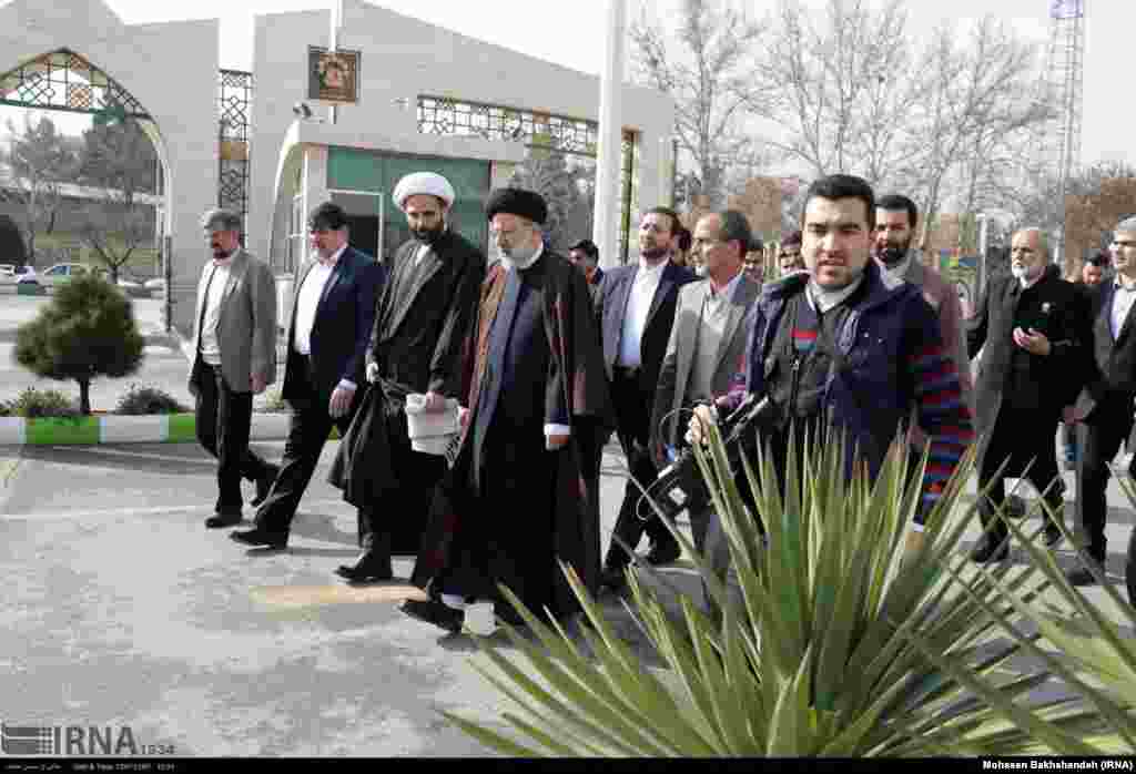 منابع خبری ایران می‌گویند قرار است ابراهیم رئیسی، تولیت آستان قدس رضوی، جایگزین صادق لاریجانی در ریاست قوه قضائیه شود. آقای رئیسی که مشمول تحریم‌های اتحادیه اروپاست، در سال ۱۳۶۷ عضو هیئتی سه نفره بود که درباره اعدام زندانیان سیاسی تصمیم می‌گرفت. (در تصویر از هفتم اسفند ماه در جریان افتتاح یک پروژه در مشهد)