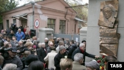 Mourners and journalists gather outside the Novaya Gazeta offices in Moscow on October 7 next to the newly unveiled plaque commemorating Anna Politkovskaya.