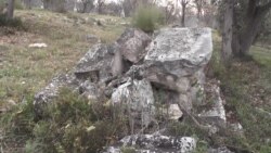 Разрушенная могила на Братском кладбище в Севастополе