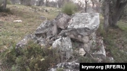 Зруйнована могила на Братському кладовищі у Севастополі