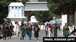 شماری از نیروهای گروه طالبان در مقابل دروازه ورودی میدان هوایی کابل