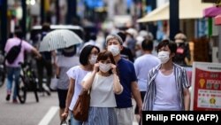 کره جنوبی با موجی تازه مجبور به بازگرداندن برخی مقررات و محدودیت‌ها شده‌است و هشدارها و ممنوعیت‌ها در توکیو (در تصویر) نیز در بالاترین سطح قرار دارد.  