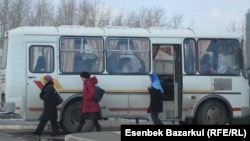 Бір топ адам автобустан түсіп сайлау учаскесіне қарай бара жатыр. Астана, 3 сәуір 2011 жыл