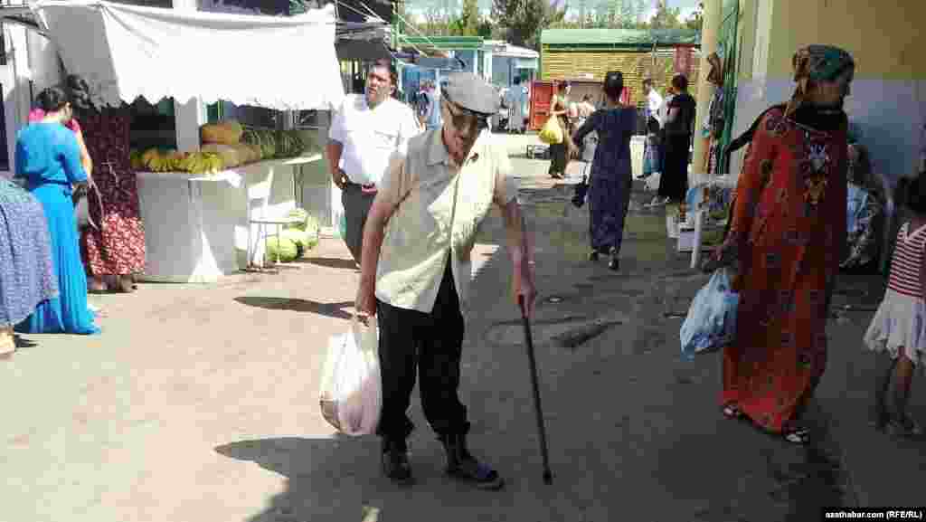 Bazarlaryň birinde maýyp bir ýaşuly