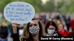 چیک جمهوریت کې د کورونا  مخنیوي لپاره خلکو ماسکونه تړلي