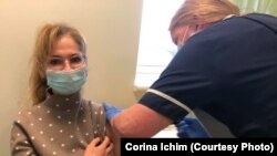 Dr. Corina Ichim este printre primii români din Marea Britanie care s-au vaccinat.