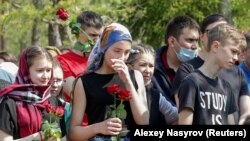 Похороны жертвы убийства в Казани в школе 175 учительницы Эльвиры Игнатьевой