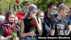 Казанның 175нче гимназиясе укучылары атышта һәлак булган укытучылары белән хушлаша, 12 май 2021