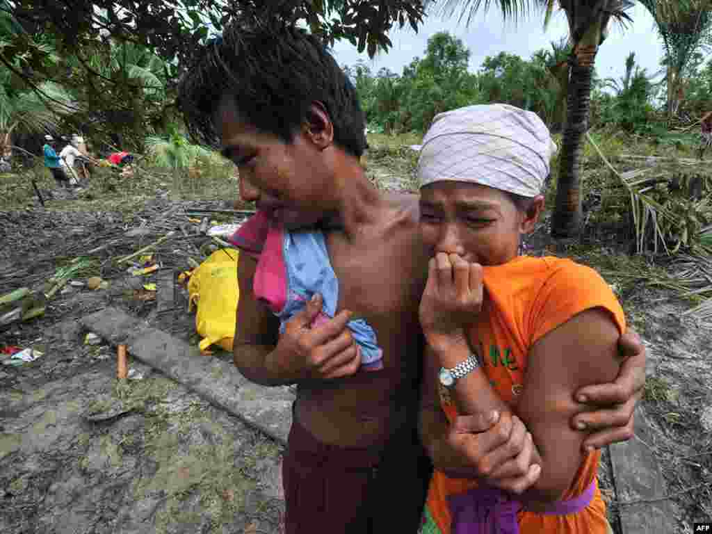 Të mbijetuarit e cunamit në Indonezi që la të vdekur më se 400 persona