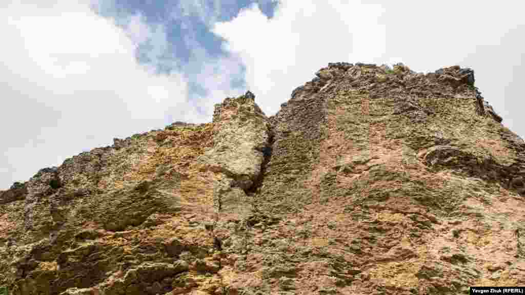Вигляд на скелю знизу. Ущелини досягають декількох метрів углиб