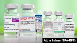 A Magyarországon elérhető, koronavírus elleni vakcinák közül az AstraZeneca, a Moderna, a Szputnyik, a Sinopharm és a Pfizer üres ampullái egy nyíregyházi háziorvosi rendelő asztalán 2021. április 1-jén