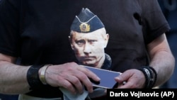 Čovjek sa majicom na kojoj je lik ruskog predsjednika Vladimira Putina u Beogradu, arhivska fotografija iz 2012. godine