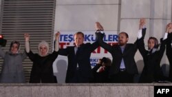 Туркия Бош вазири Ражаб Тоййиб Эрдўғон ўз тарафдорлари билан ғалабани қутламоқда.