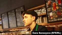 Никита Starbucks кофеханасында бариста әрі кассир болып істейді. Астана, 20 шілде 2017 жыл.