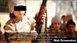 Daily Mail басылымы жариялаған "Сириядағы жиһадшы қазақ балалар" туралы "Ислам мемлекеті" видеосының скриншоты.